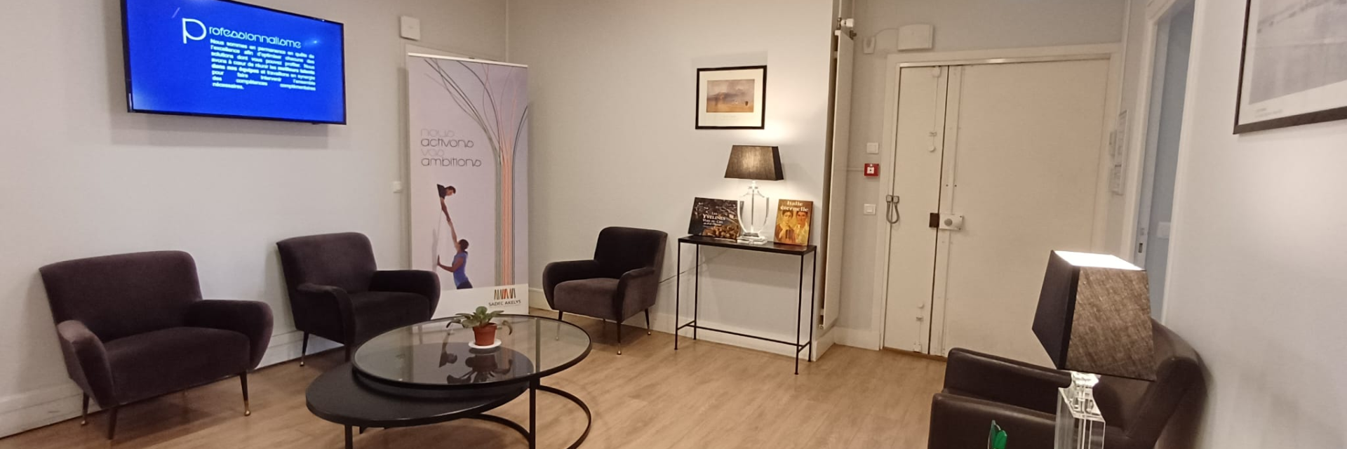 Salle d'attente dans un immeuble parisien