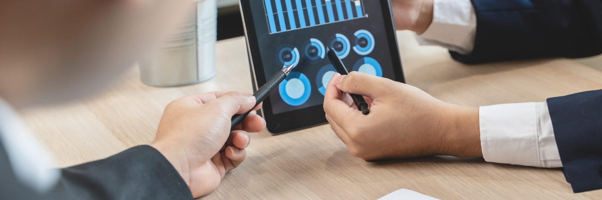 Deux personnes analysant des statistiques sur une tablette tactile