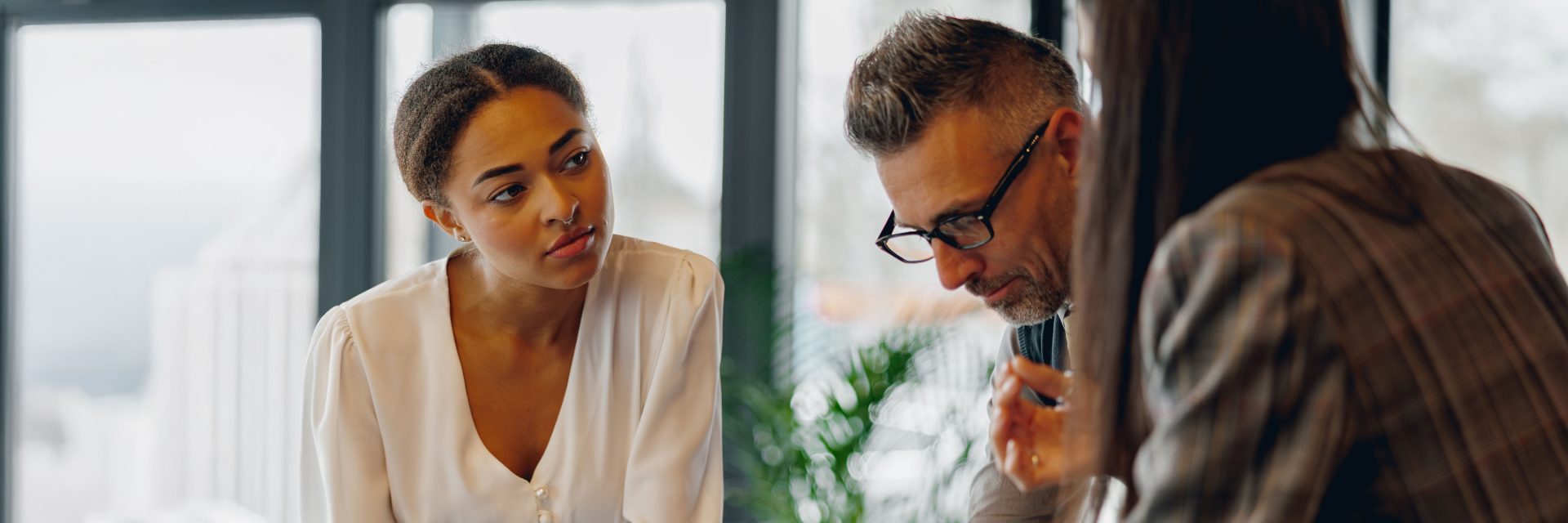 Collaboration en équipe dans un environnement de bureau moderne