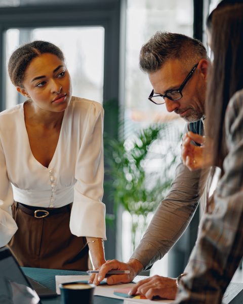Collaboration en équipe dans un environnement de bureau moderne