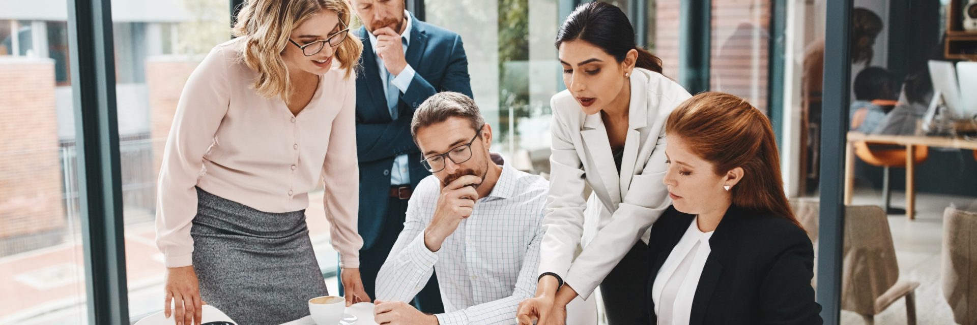Cinq personnes travaillant au bureau