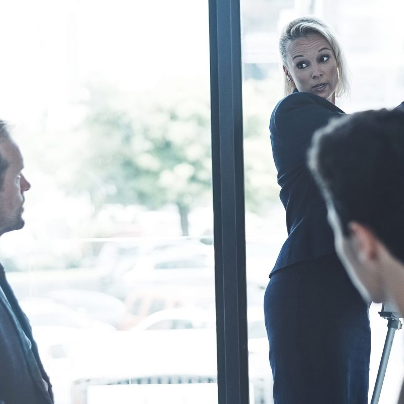 Une femme d'affaires fait une présentation à ses collaborateurs