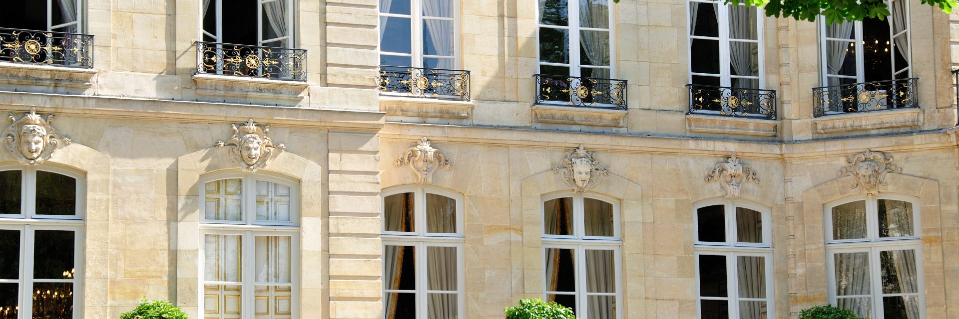 Façade d'un bâtiment historique parisien.