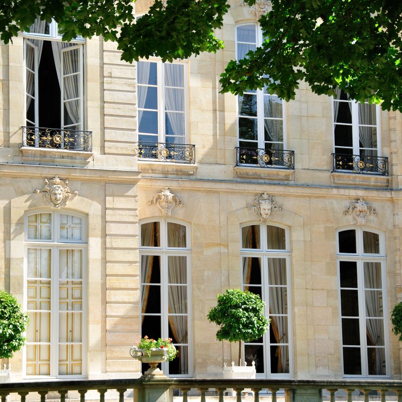 Façade d'un bâtiment historique parisien.