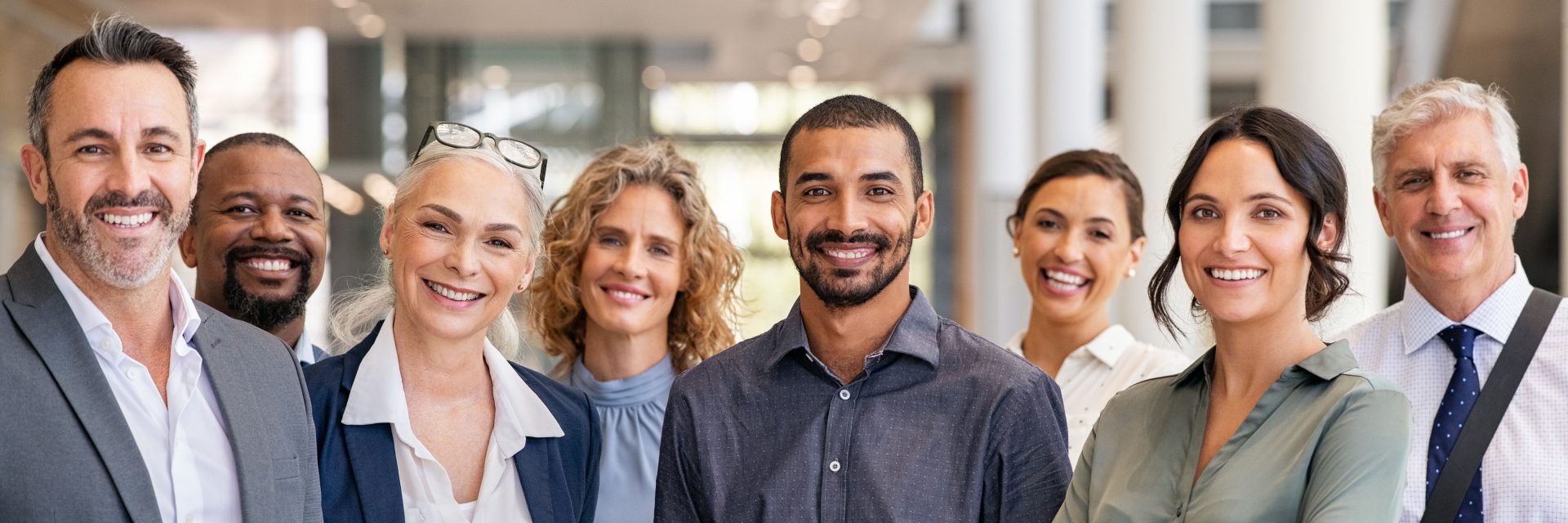 Groupe d'hommes et de femmes d'affaires
