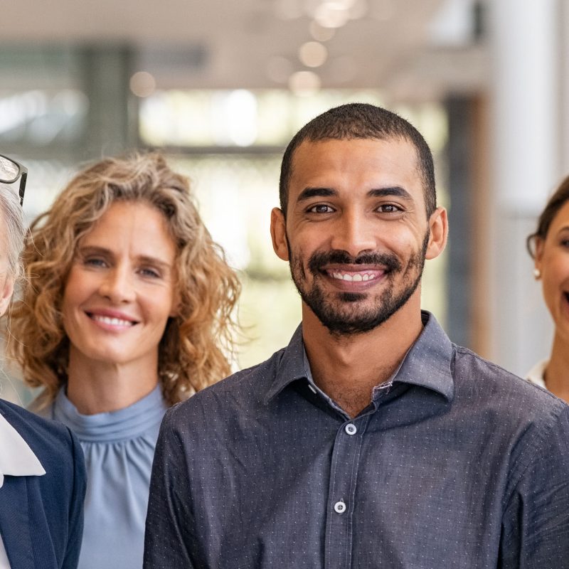 Groupe d'hommes et de femmes d'affaires