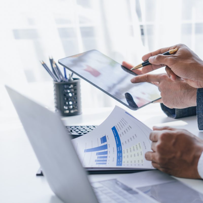 Utilisation d'une tablette PC, consultation entre comptable et expert-comptable