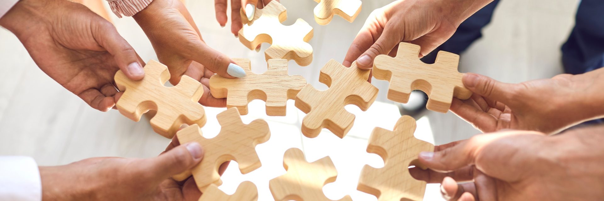 Groupe de personnes rassemblant les pièces d'un puzzle