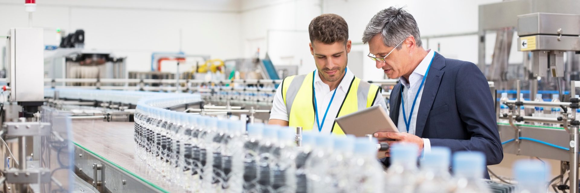 Deux personnes travaillant sur une chaine de production