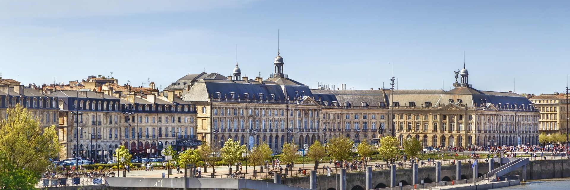 Vue sur Bordeaux depuis la Garonne