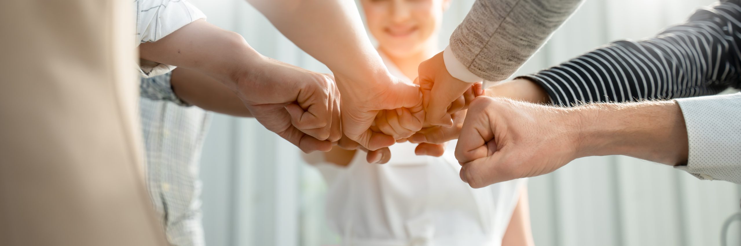 Plusieurs personnes se connectent en touchant leurs poings