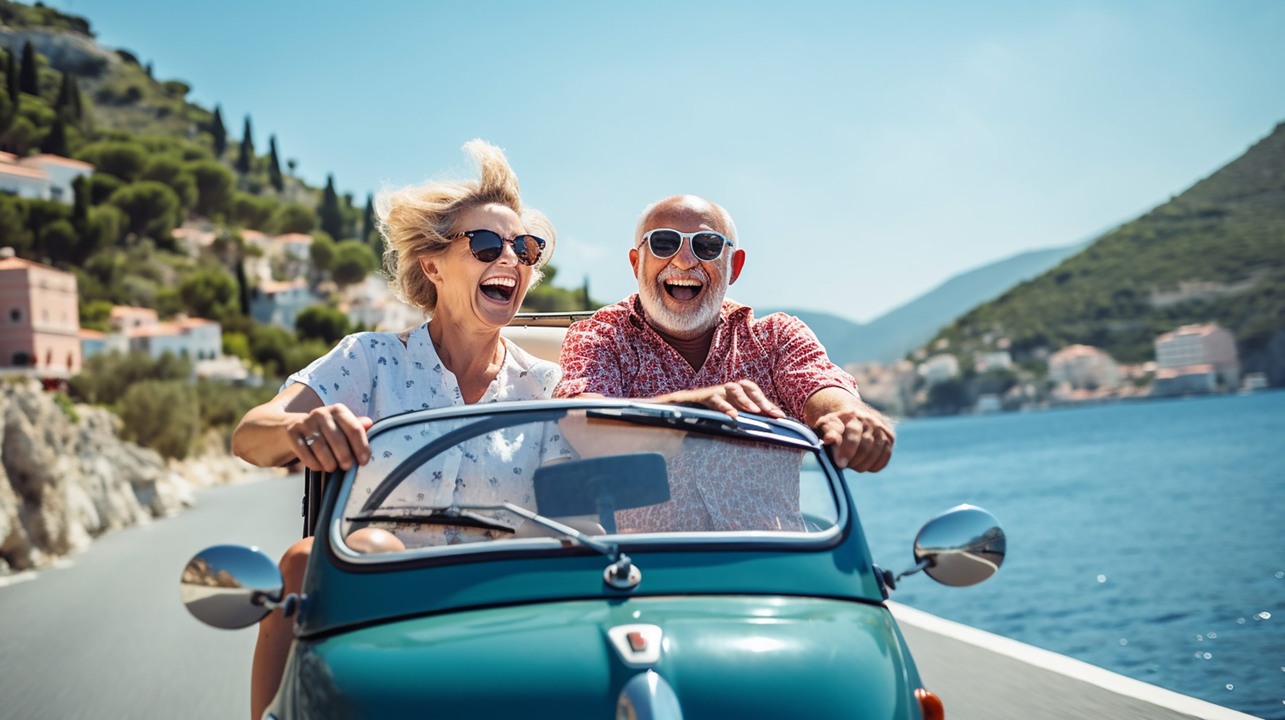 Un couple heureux en voiture décapotable sur la côte méditerranéenne pendant leurs vacances.