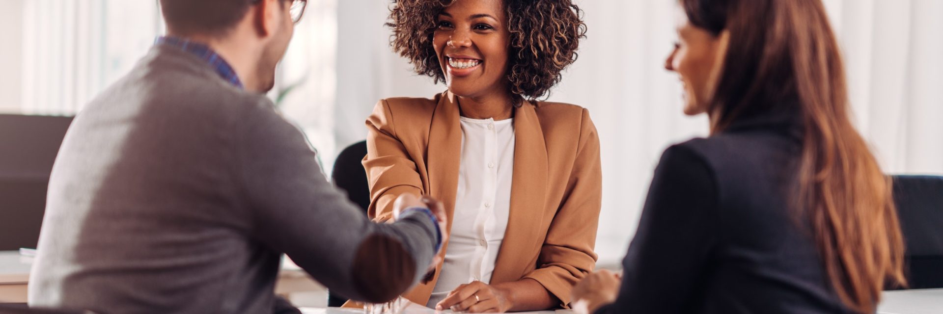 Employés de bureau se serrant la main