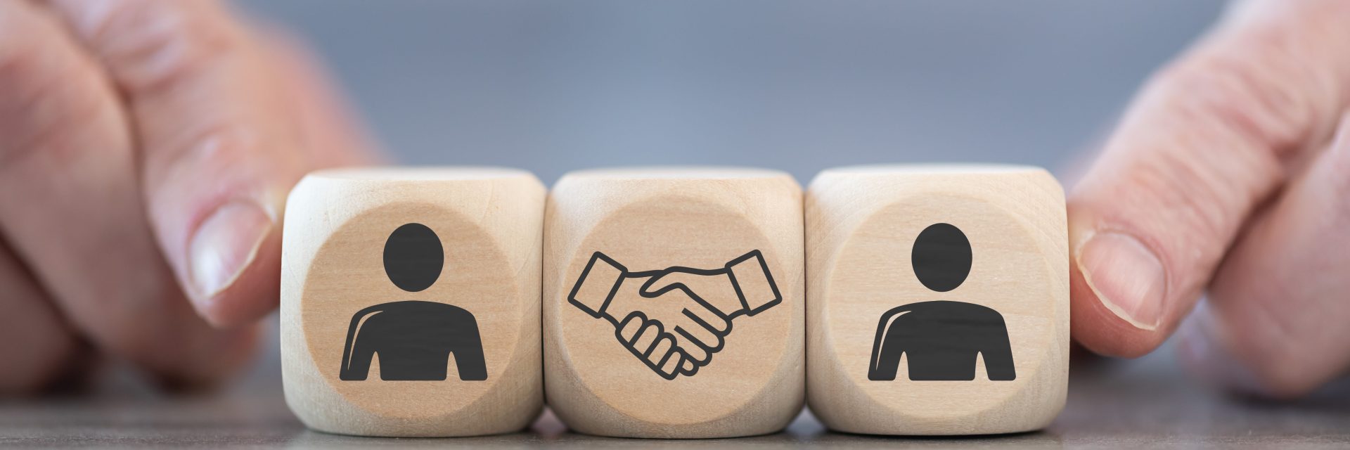 Trois dés en bois représentant un concept de collaboration