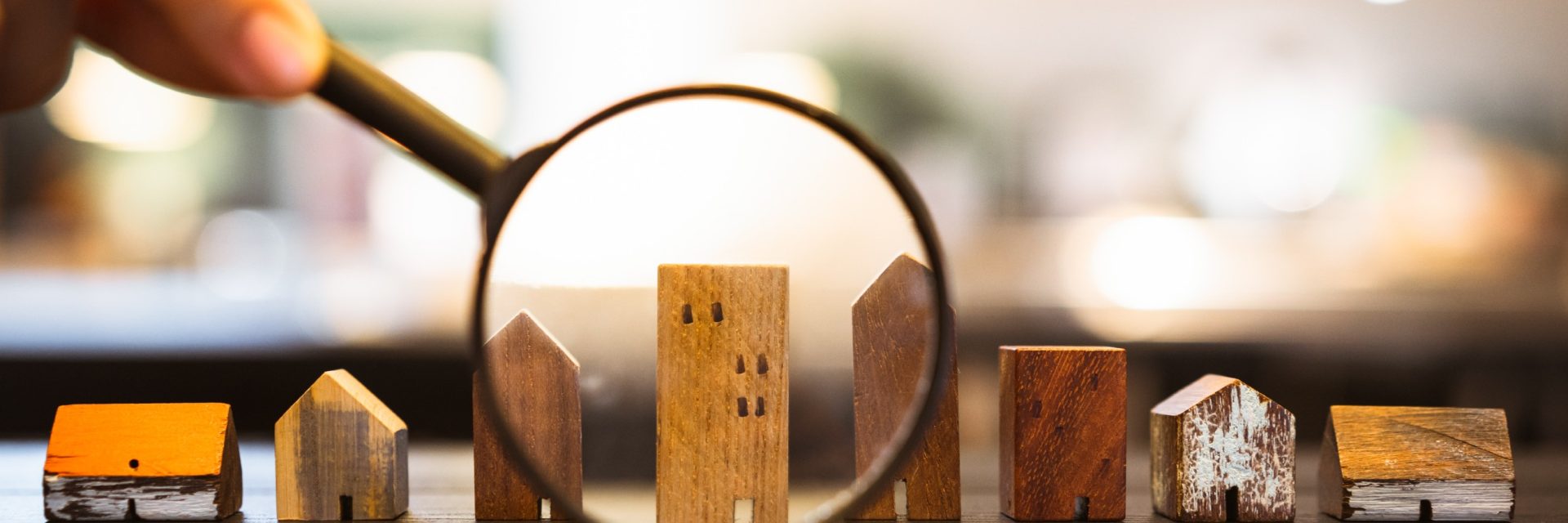Loupe grossissant une représentation d'immeubles en bois