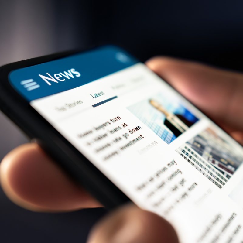 Flux d'actualités sur un téléphone