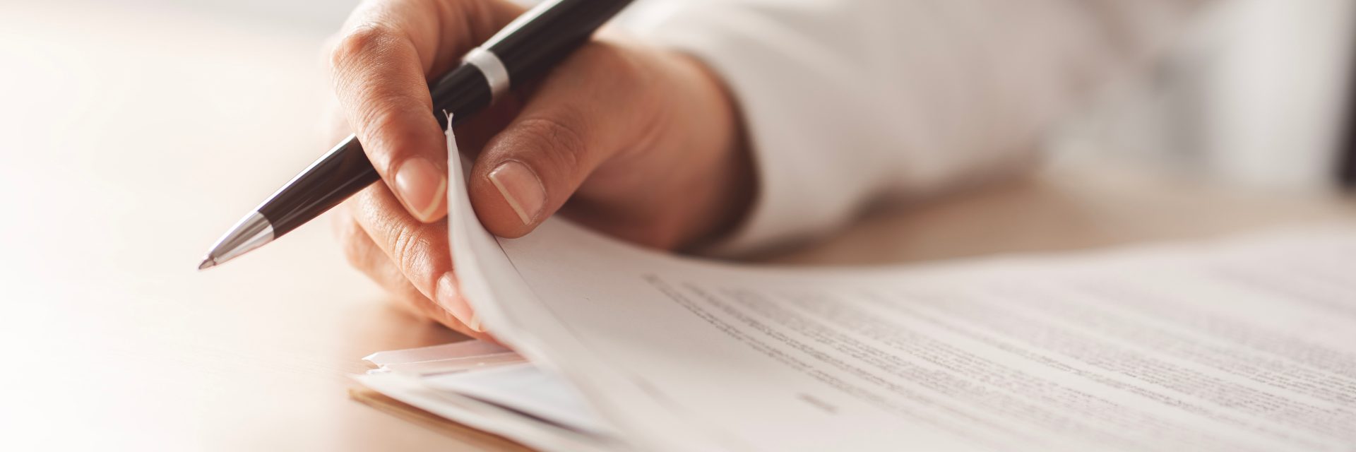 Gros plan sur une personne lisant un document