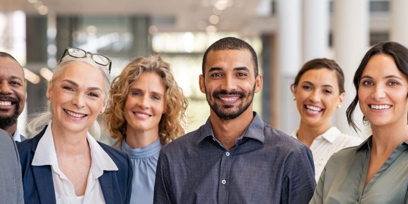 Groupe d'hommes et de femmes d'affaires